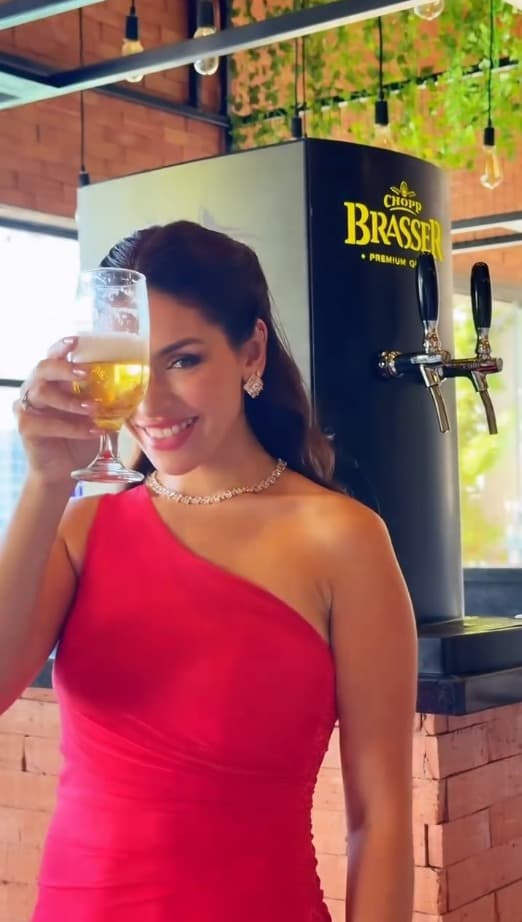 Choppera Chopp Brasser com taça de chopp servida