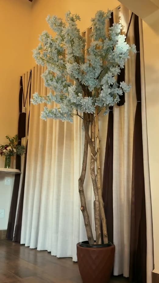 Árvore decorativa com flores azuis na recepção