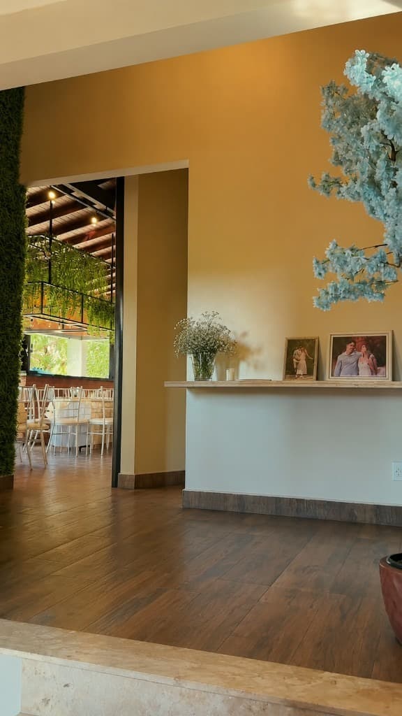 Recepção com parede verde e vista para o salão de eventos