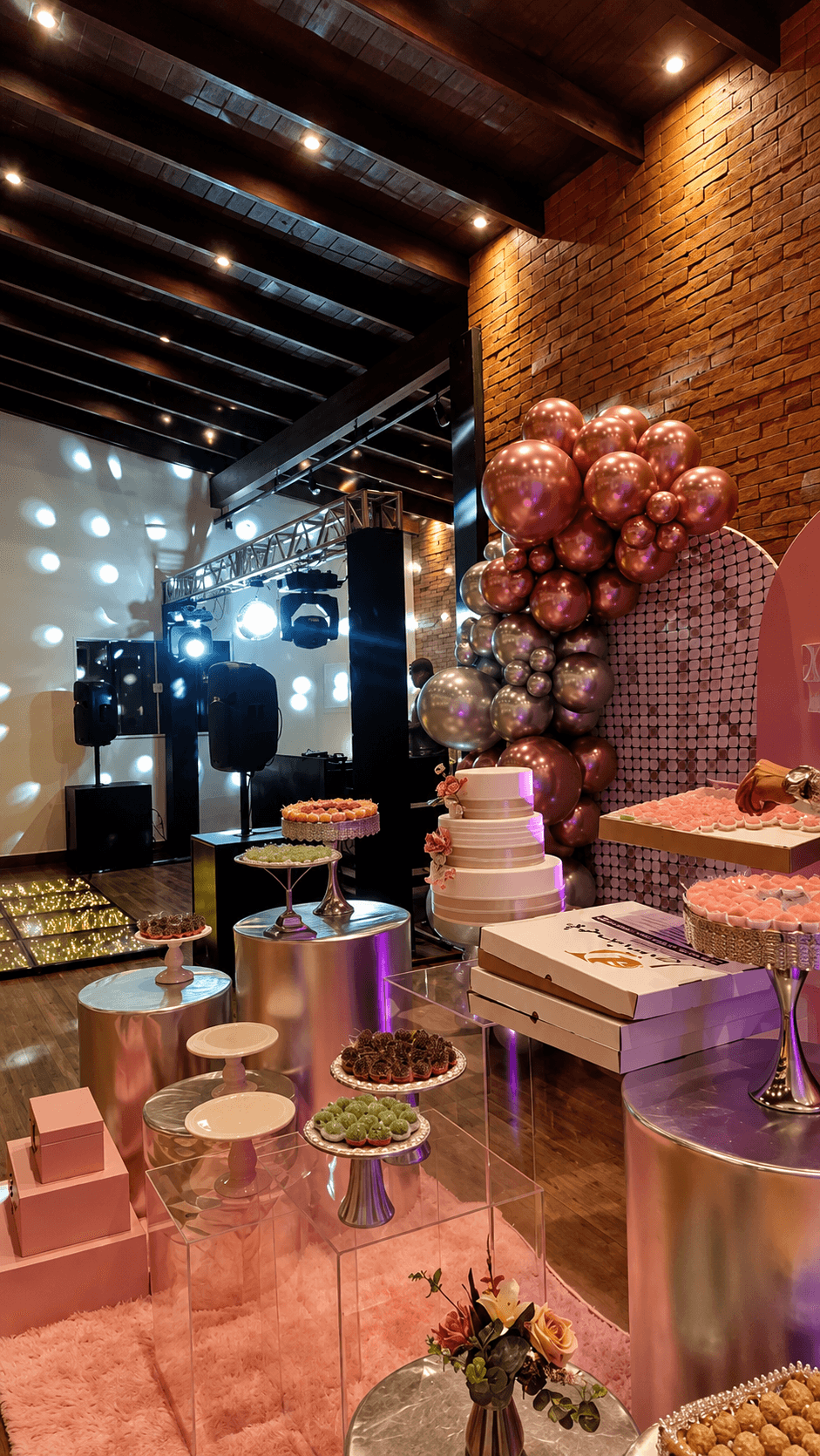 Decoração de aniversário com bolo, doces e arco de balões metálicos