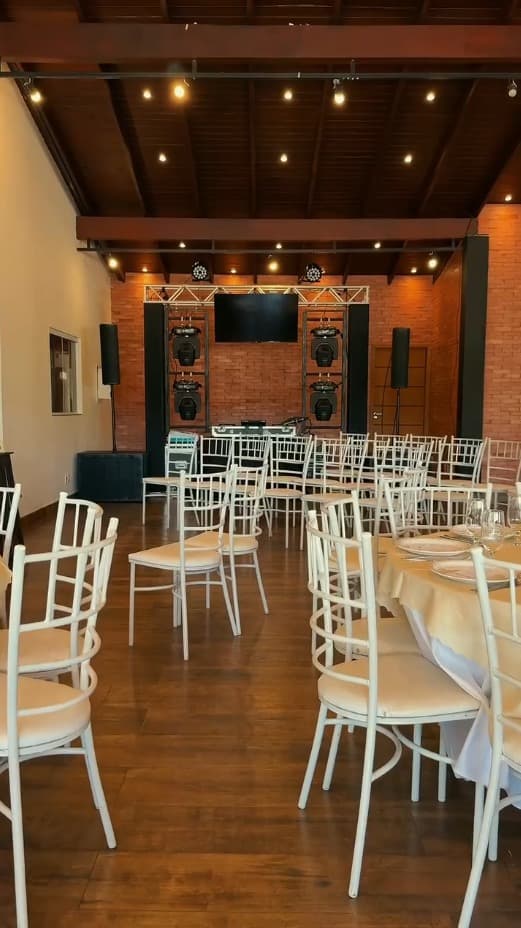 Palco com parede de tijolos, TV e iluminação profissional